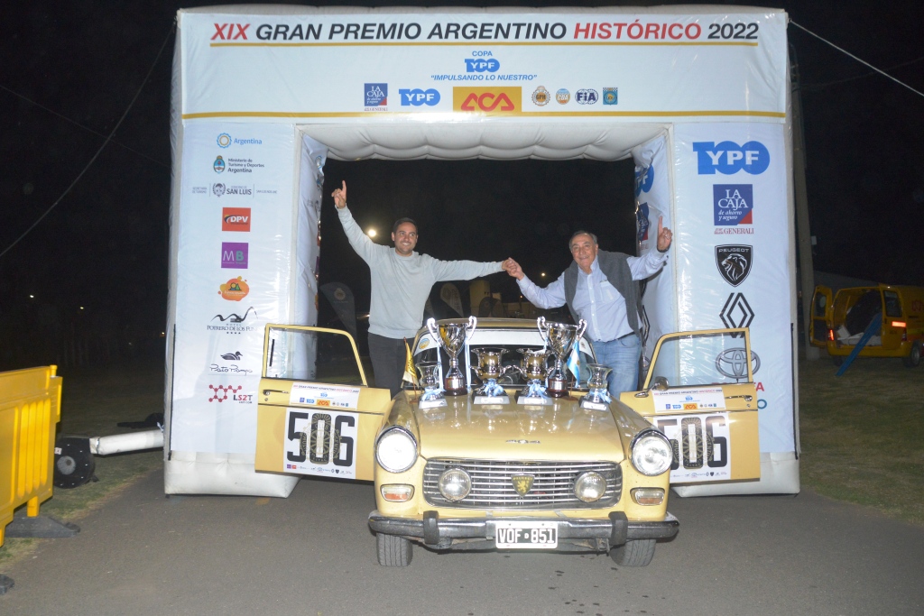 La Galeria de Fotos del 19° Gran Premio Argentino Histórico: Los  Osman posan con la copa YPF 100 años impulsando lo nuestro, en la noche de Bragado.jpg